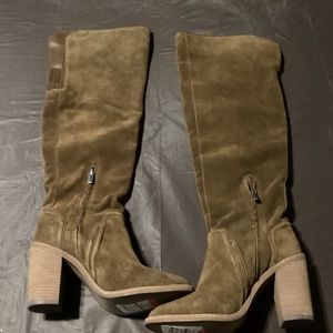Vince Camuto ladies size 9.5 heeled boots in brown suede